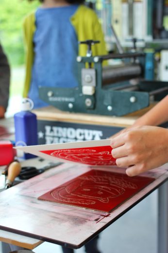 Atelier linogravure et illustration à la médiathèque d'Artigues. Spig Linocutfactory / Stéphane Getas