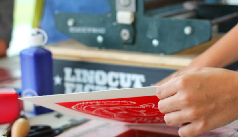 Atelier linogravure et illustration à la médiathèque d'Artigues. Spig Linocutfactory / Stéphane Getas