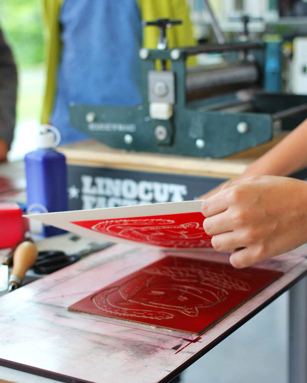 Atelier linogravure et illustration à la médiathèque d'Artigues. Spig Linocutfactory / Stéphane Getas