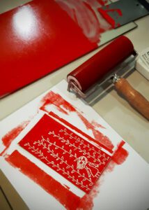 Intervention ateliers créatifs au cinéma : Gravure sur Tetrapak encrée et prête à être imprimée