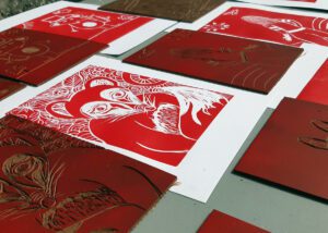 Linogravures imprimées et plaques de linoléum gravées